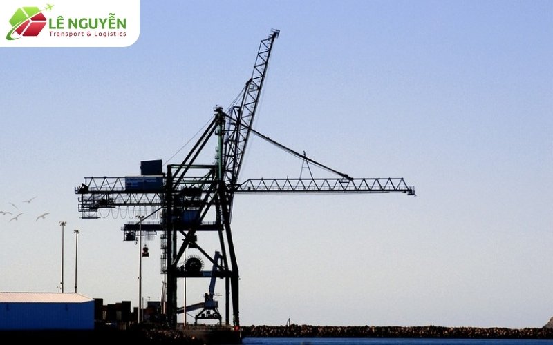 Cẩu container tại cảng, nơi tính tariff MFN và reciprocal tariff cho hàng nhập khẩu