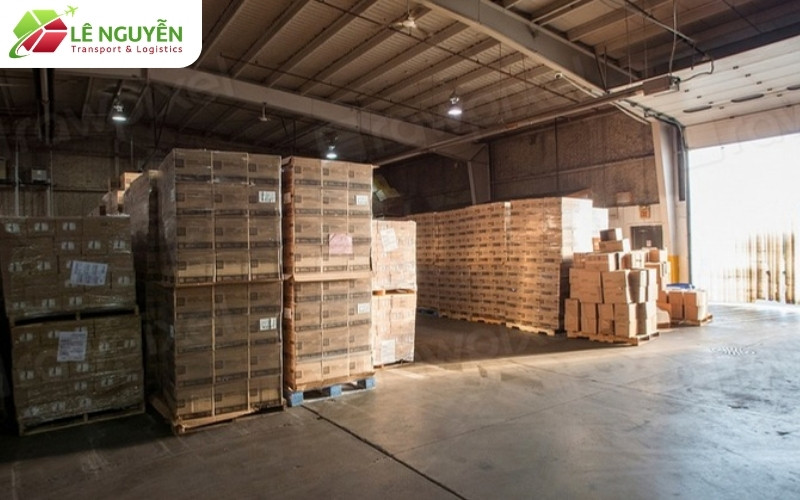 Các dịch vụ giao nhận hàng hóa - kho hàng và pallet chờ giao