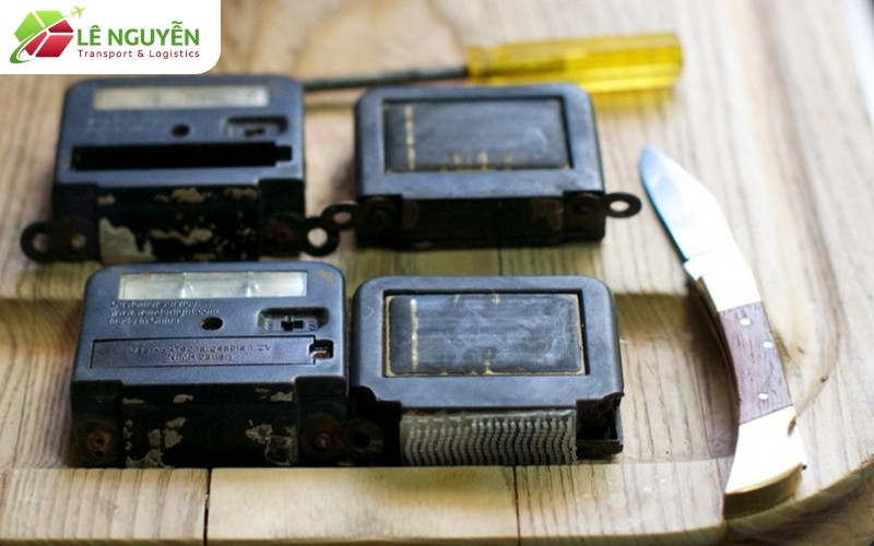 Kiểm tra chất lượng đèn năng lượng mặt trời - tháo đèn kiểm tra pin và tấm pin