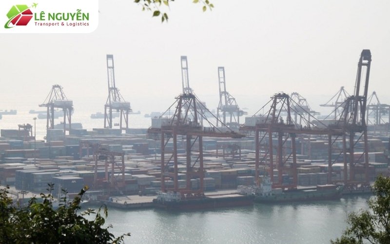 Container nằm bãi cảng chờ kéo, nơi phát sinh phí lưu cont